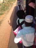 De bus is zo vol dat mensen eruit hangen...