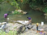 Kleren wassen en baden in de rivier