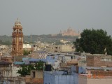Clock Tower en Umaid Bhawan paleis op achtergrond