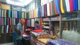 In de winkel om een tulband voor Amber haar oom te kopen