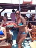 Marsha helpt even met fruit uitdelen haha