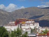 Het Potala paleis in de verte
