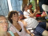 In de bus op weg naar Pokhara, lekkere kerels naast ons whahaha