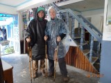 Poncho's aan, lekker wandelen in de regen :(