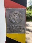 Een grenspaal, met daarop Deutsche Demokratische Republik