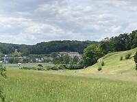 Mooi uitzicht op een dorpje vanaf het Poppelmondedal