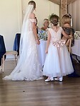 De bruid en flowegirl