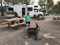 Op de campground vuurtje gereed maken