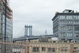 Zicht op Manhattan Bridge en The Empire State Building