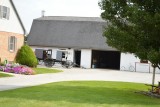 Buggy voor de garage van een prachtige farm