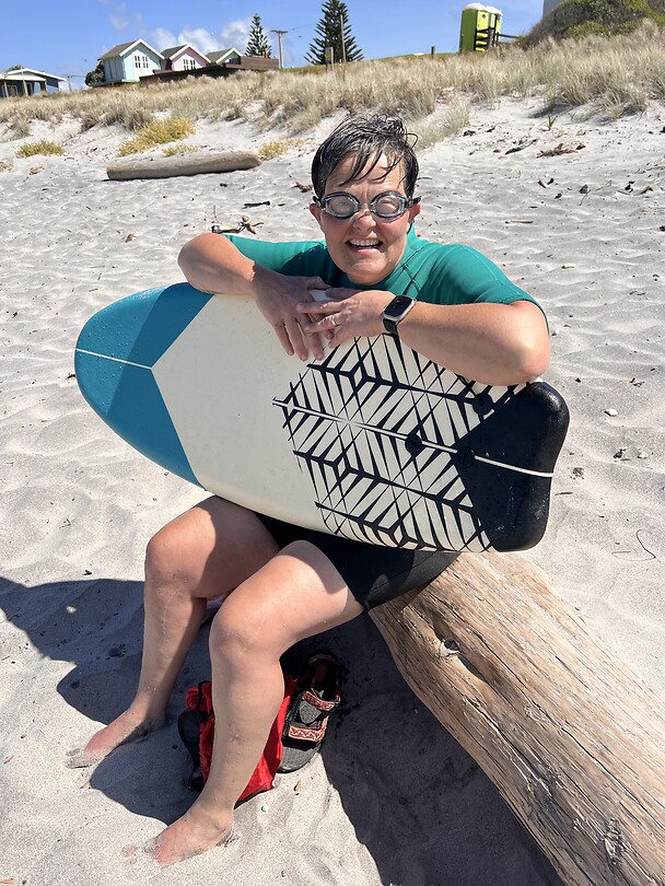 Arien met body board en goggles