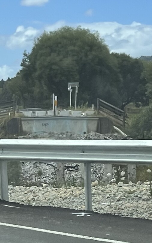 Weggeslagen brug vanaf noodbrug