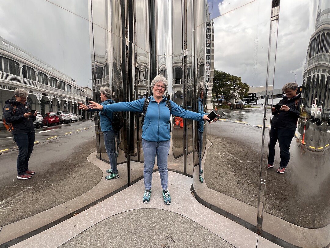 Spiegelend in het gebouw
