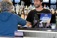 Berna kletst met de barman