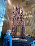 Berna bekijkt Maori beeld