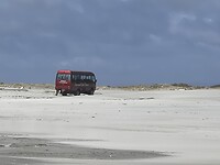 De bus van Paddy zit vast in een zandduin