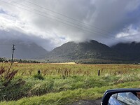 Landschap met toppen in de wolken