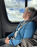 Berna slaapt in de bus