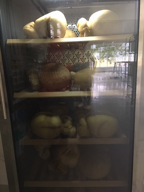 Rookkaas in de koeling