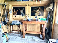 Schilderen in de schuur aan de grote tafel