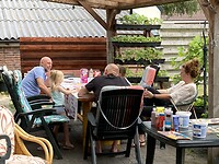 Met z’n alle aan de nieuwe tafel