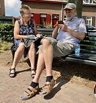 Broer en zus in overleg.