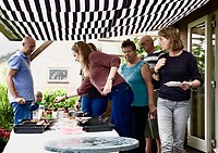 Gezellige drukte rond de BBQ