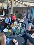 Verjaardag vieren, ja gezellig buiten met mooi weer.