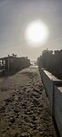 Golven brengen het zand op het wandelpad
