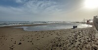De golven komen tot ver op het strand
