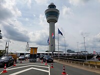 Rijen wachtenden op Schiphol