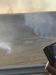 Het hoge gras word overal langs de weg afgebrand