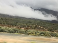 De bergen in de wolken