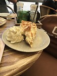 Met vlaai kruisbessen met scuim