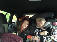 Oma en Maike lekker saampjes achterin.