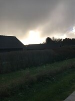Donkere wolken met zon.