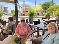 Aan de koffie bij de buren(café)
