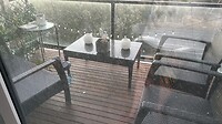Joke,s balkon met zitje en voor s,avonds heeft ze gezellige lampjes erop