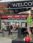 Je kan er ook alles van warme maaltijden kopen want er staan genoeg kraampjes