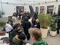 Verzamelen op het plein voordat we weer op pad gaan