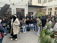Verzamelen op het plein voordat we weer op pad gaan
