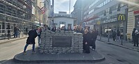 Groepsfoto bij checkpoint Charlie