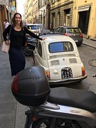 Stoere chick naast een Italiaans mini autootje