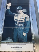 Poster van Senna bij hoofdtribune
