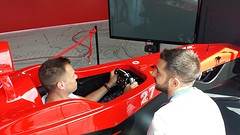 Onno krijgt uitleg over de simulator