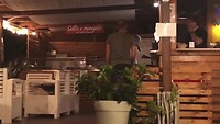 Gezelligheid in het restaurant bij zee