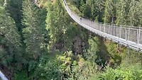Waterval en brug bij Rabbi