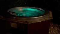 Jacuzzi met gekleurde lichtjes