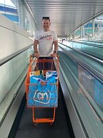 Een karretje vol met eten en drinken van de Famila Superstore