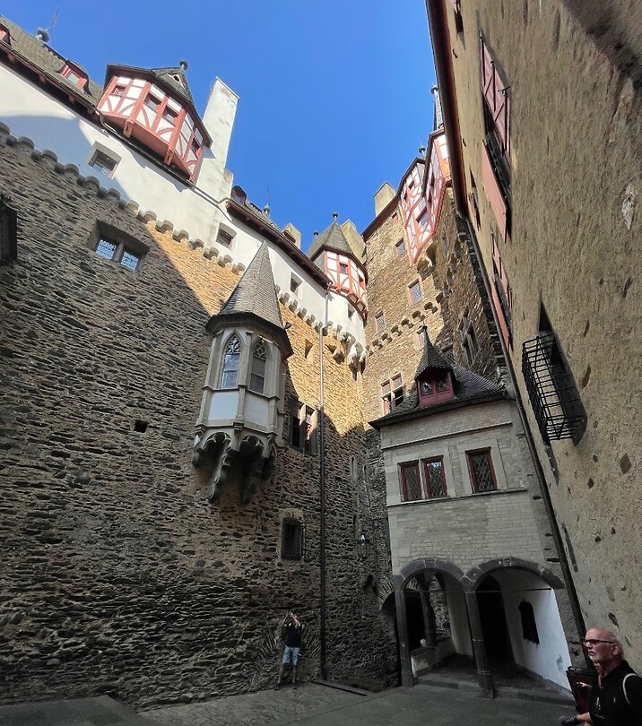 Binnenplein Burg Eltz